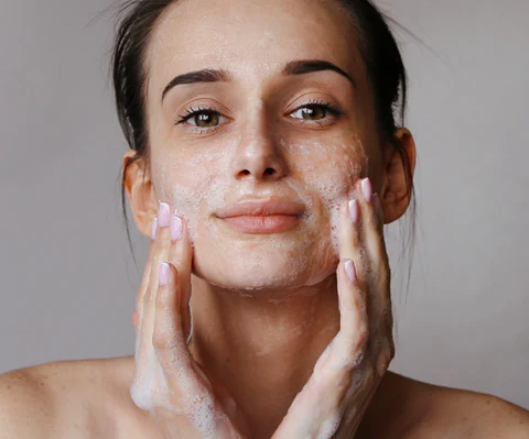 Çinko glukonatın akne üzerindeki faydaları nelerdir?